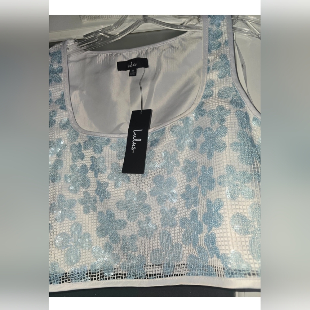 Lulu's Blue Floral sequin Glitt on White Background Cropped Top, New Tag XS, NWT